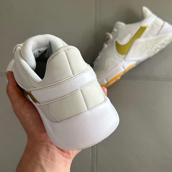 WMNS SIZING - NIKE LEGEND ESSENTIAL 2 PLATINUM TINT METALLIC GOLD STAR - Picture 3 of 3